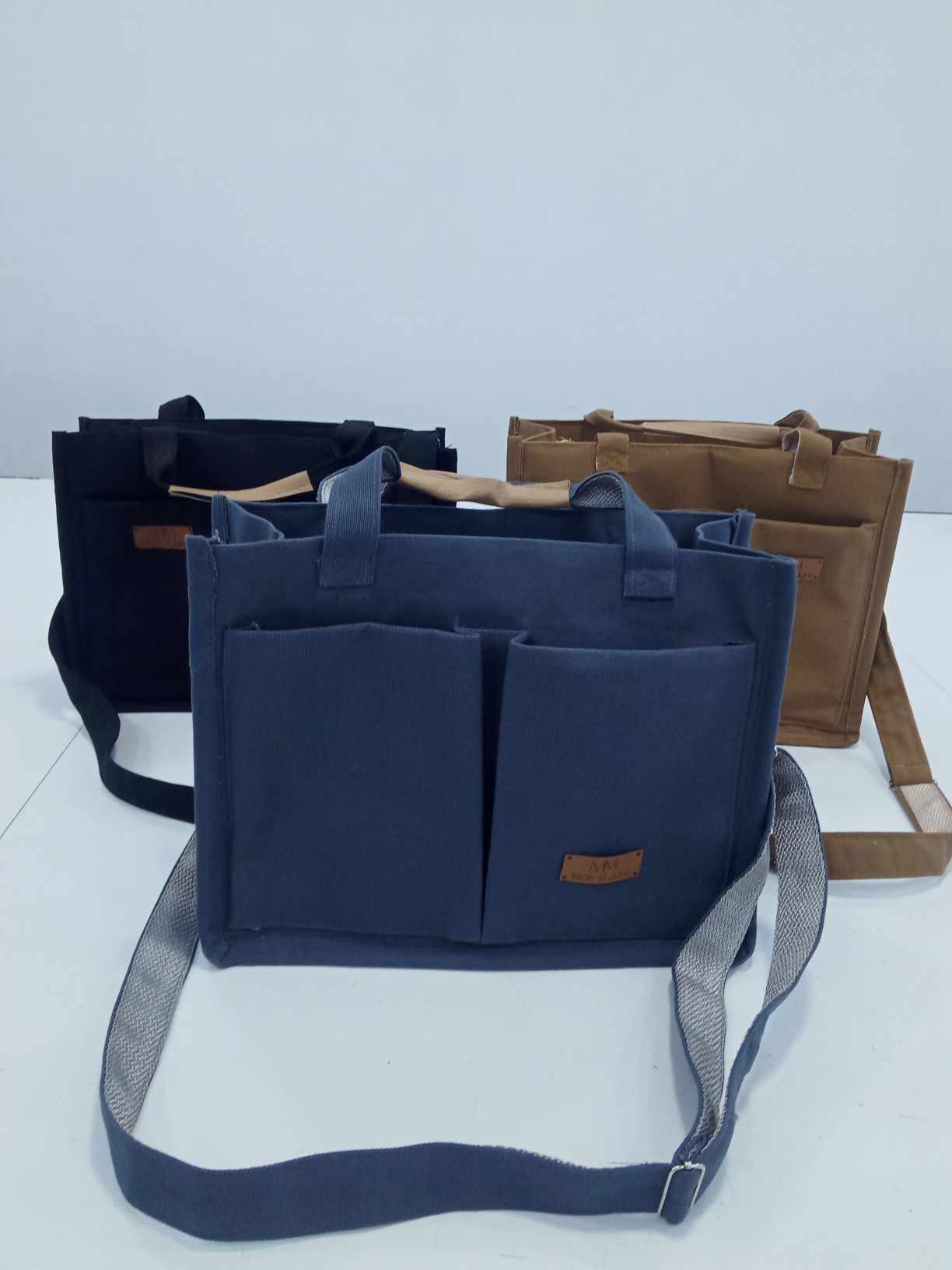 حقاءب يدوية 