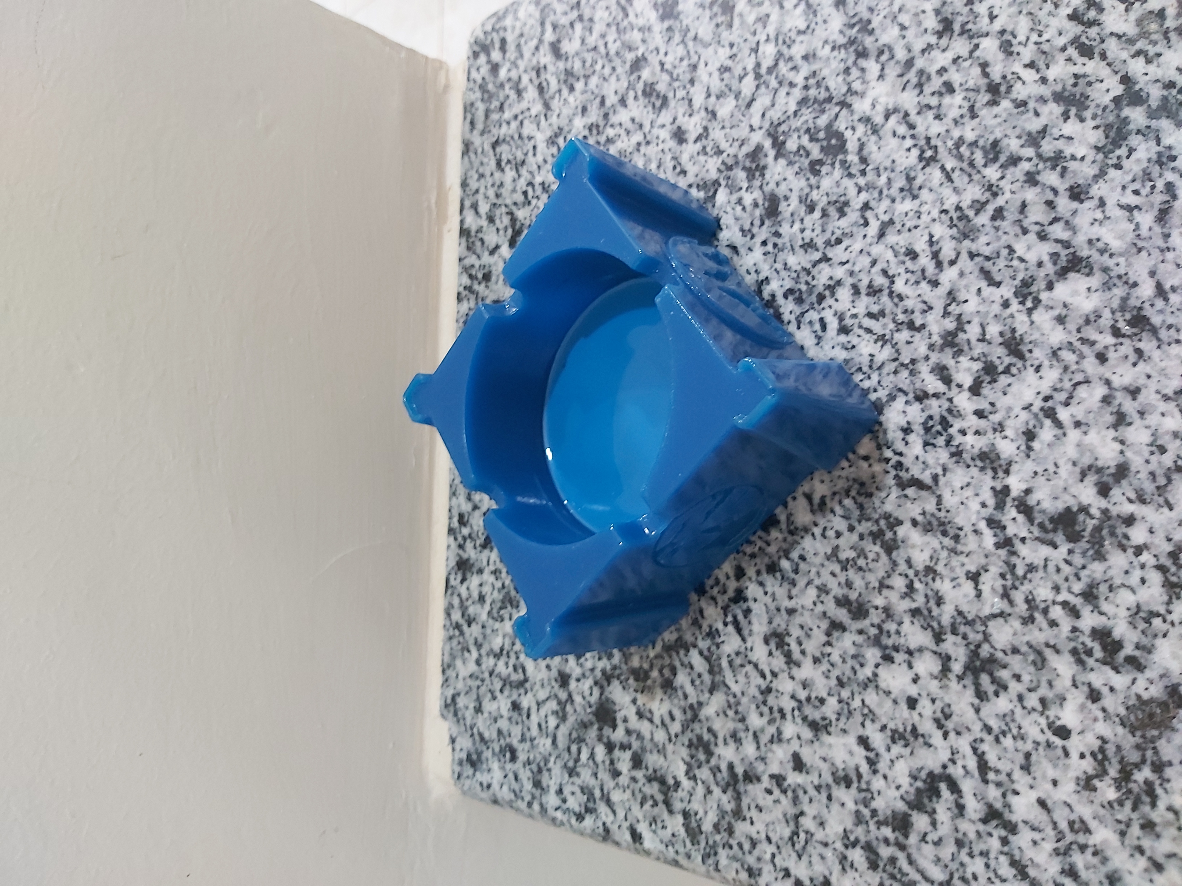 Cendrier décorative en résine et pot de fleurs....